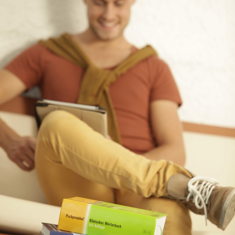bücher im vordergrund